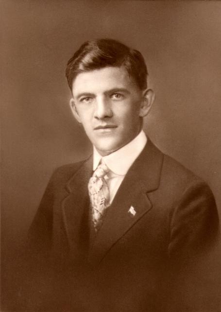 15 DAD IN HIS MID20S, STUDIO SHOT