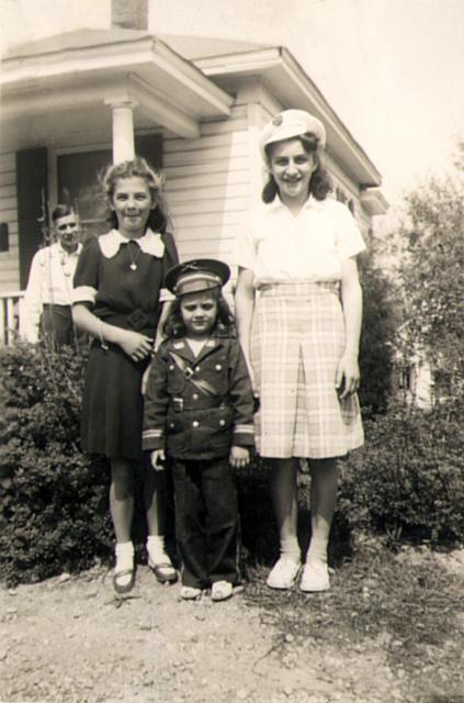 40H MARGIE, JOAN (ARMY UNIFORM), & ELIZABETH (FOX HOME)